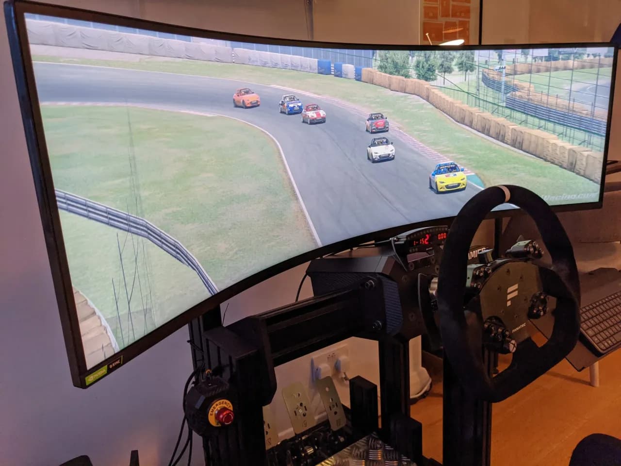 Najlepsze monitory do simracingu - wybierz idealny dla siebie